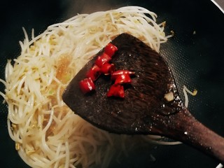 15、豆芽炒粉丝,放入红尖椒，翻拌均匀关火出锅。