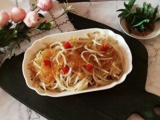 16、豆芽炒粉丝,装盘食用。