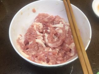 1、川版家常酱肉丝,猪肉切丝，不要太短。我加了点肥肉，也可以用全瘦肉。加（料酒、淀粉、少少盐）腌制待用。