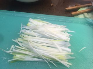 2、川版家常酱肉丝,大葱尽量要葱白段，切丝