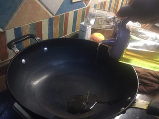 4、川版家常酱肉丝,热锅下油