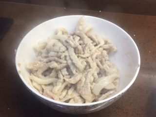 6、川版家常酱肉丝,肉丝炒白就乘出待用