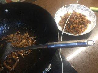 8、川版家常酱肉丝,看着酱汁水份不是太多了，下肉丝，继续翻炒2分钟左右，放鸡精。
