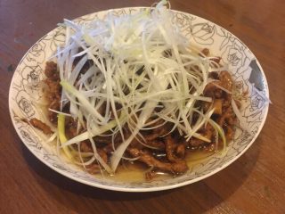 9、川版家常酱肉丝,乘出后放上刚刚泡好的葱丝即可。一盘超级下饭的酱肉丝就出锅啦！