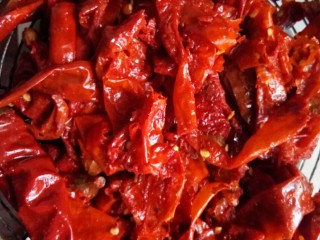 2、川味调味料一糍粑海椒,捞出二荆条。