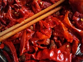 3、川味调味料一糍粑海椒,挤干水份。