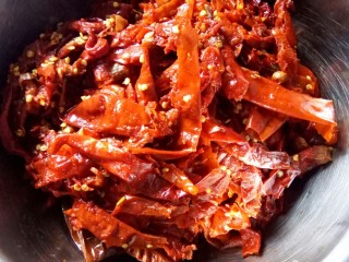 4、川味调味料一糍粑海椒,沥干水份的二荆条。