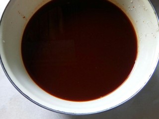 5、川味调味料一糍粑海椒,煮海椒的水，备用。