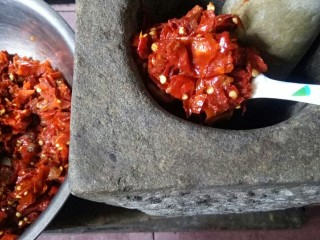 6、川味调味料一糍粑海椒,放入石臼。