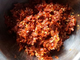 9、川味调味料一糍粑海椒,放入调味盆中。