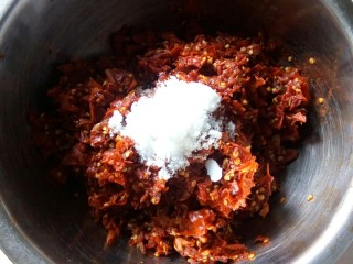 10、川味调味料一糍粑海椒,按10：1的比例，加入盐。