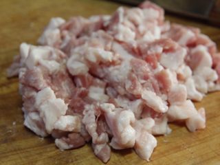 1、炸酱面,五五肥瘦的去皮五花切成小丁