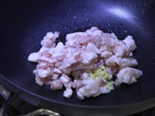 2、炸酱面,锅内放少量（一汤匙）花生油，不要太多，因为五花肉丁会出油。油五成热时下肉和姜蓉，中火翻炒