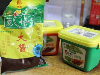 4、炸酱面,大酱、甜面酱和豆瓣酱（不是四川豆瓣酱）各一汤匙