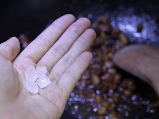 5、炸酱面,加入四颗冰糖、1/3汤勺盐和两汤匙水，小火慢慢搅动