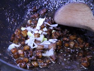 6、炸酱面,小火翻动三四分钟，油水分离，关火加入葱末，用余温混匀