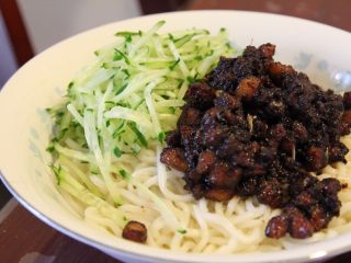 7、炸酱面,切瓜条，盖上炸酱，拌匀开吃