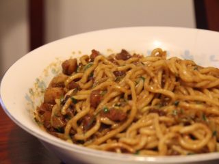 8、炸酱面,拌好的炸酱面油亮滋润，面条筋道