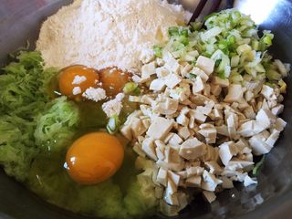 5、素丸子,萝卜丝晾温，和葱末、豆腐碎、面粉、鸡蛋放一起