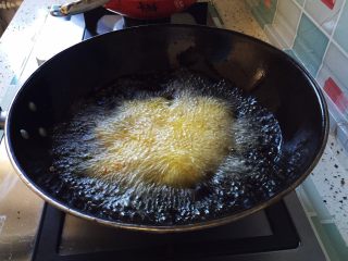 9、素丸子,放入油锅中炸制