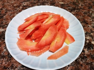 3、芦笋炒肉片,将胡萝卜切成片。