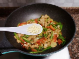 12、芦笋炒肉片,放入适量鸡精翻炒均匀即可出锅。