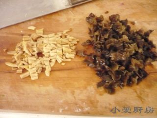 4、卤汁嫩豆腐,黄花菜,木耳,切碎。