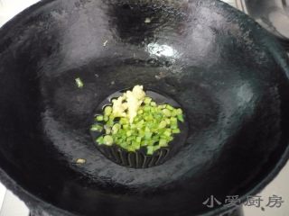 8、卤汁嫩豆腐,锅中放底油,爆香葱姜。
