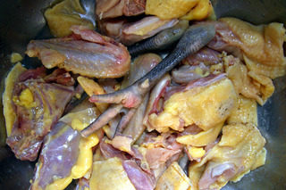 1、泉水鸡,把鸡清洗干净切成小块。