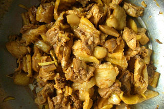 3、泉水鸡,焯水后的鸡块捞出控水，放入老抽、姜丝、白酒、盐腌制20分钟。