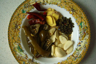 4、泉水鸡,大蒜、姜洗净切片，泡椒切条，干辣椒洗净切段，胡椒洗净。葱洗净切末。