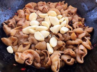 10、红烧肥肠,放入大蒜翻炒