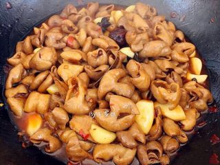 14、红烧肥肠,过程大概10多分钟，待肥肠收汁就可以关火。