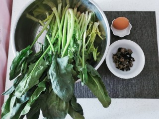 1、菠菜木耳炒鸡蛋,食材准备好