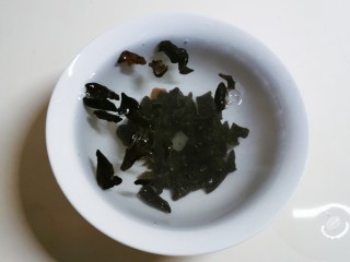 2、菠菜木耳炒鸡蛋,干木耳清洗干净 用清水浸泡