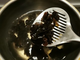 3、菠菜木耳炒鸡蛋,木耳泡好后用开水汆烫1分钟捞出