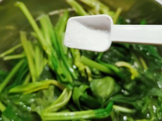 4、菠菜木耳炒鸡蛋,菠菜清洗干净 开水汆烫捞出 水中加入2克盐 几滴食用油