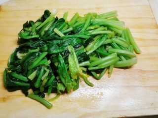 5、菠菜木耳炒鸡蛋,沥干水分 切段