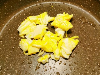 6、菠菜木耳炒鸡蛋,起油锅 放入2汤匙食用油 油热放入鸡蛋 炒成大块 捞出备用