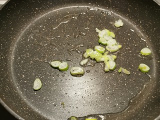 7、菠菜木耳炒鸡蛋,再起油锅 放入葱片炒出香味