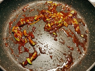 8、菠菜木耳炒鸡蛋,放入豆瓣酱和甜面酱 翻炒