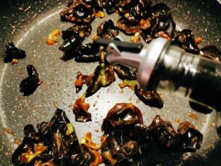 9、菠菜木耳炒鸡蛋,放入焯水后的木耳 倒入生抽翻炒