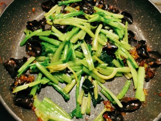 10、菠菜木耳炒鸡蛋,先放入菠菜梗部分 翻炒