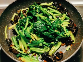 11、菠菜木耳炒鸡蛋,再放入菠菜叶部分翻炒