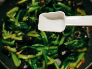 12、菠菜木耳炒鸡蛋,放入盐调味