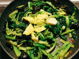 13、菠菜木耳炒鸡蛋,放入炒好的鸡蛋块继续翻炒