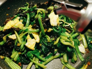 14、菠菜木耳炒鸡蛋,加入芝麻油