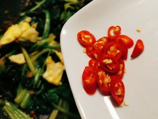 15、菠菜木耳炒鸡蛋,放入红尖椒圈 关火