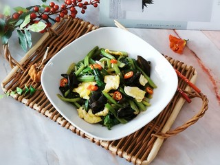 16、菠菜木耳炒鸡蛋,出锅装盘