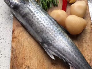 1、酸萝卜煮马鲛鱼,马鲛鱼 处理去内脏洗净